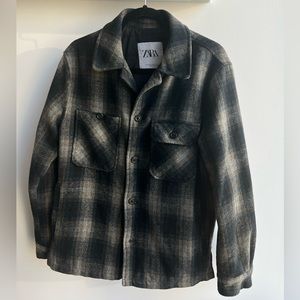 Shirt jacket from Zara. Size M. Very good condition and kind of warm.